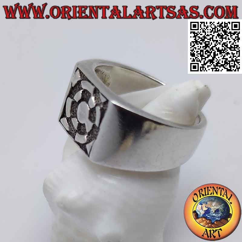 Anello in argento con "croce astrale" in bassorilievo