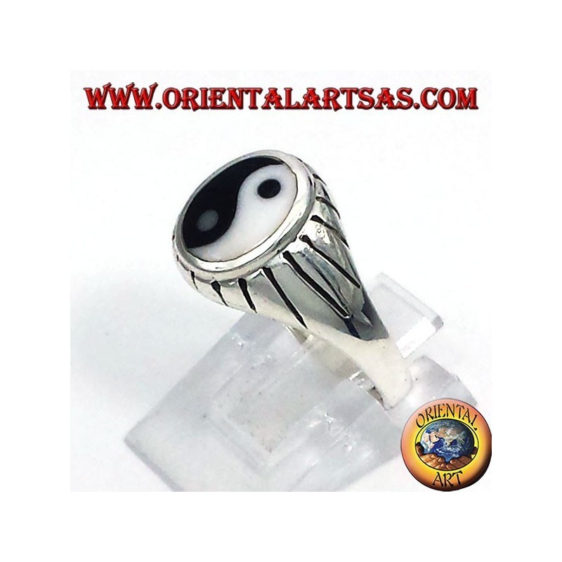 Anello yin yang Tao in argento intagliato raggi