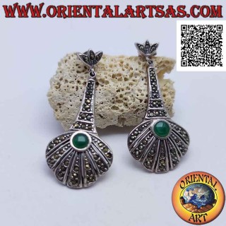 Orecchini in argento da lobo a forma di ventaglio tempestato di marcassite con agata verde tonda centrale
