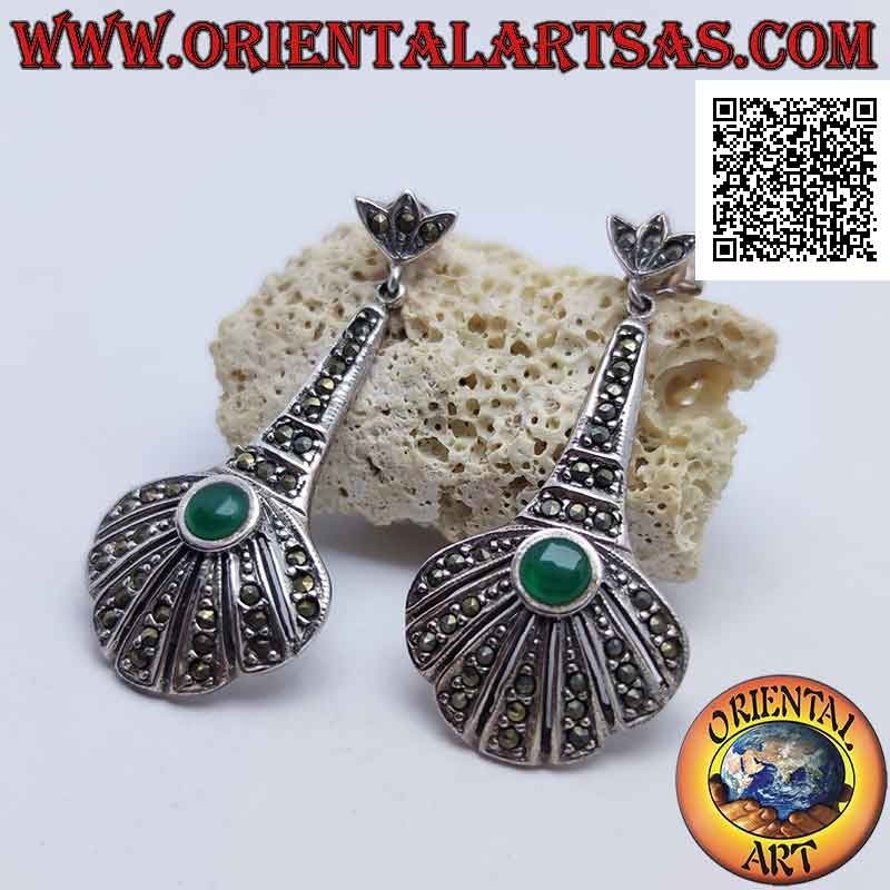 Boucles d'oreilles lobe en argent en forme d'éventail parsemées de marcassite avec agate verte ronde centrale