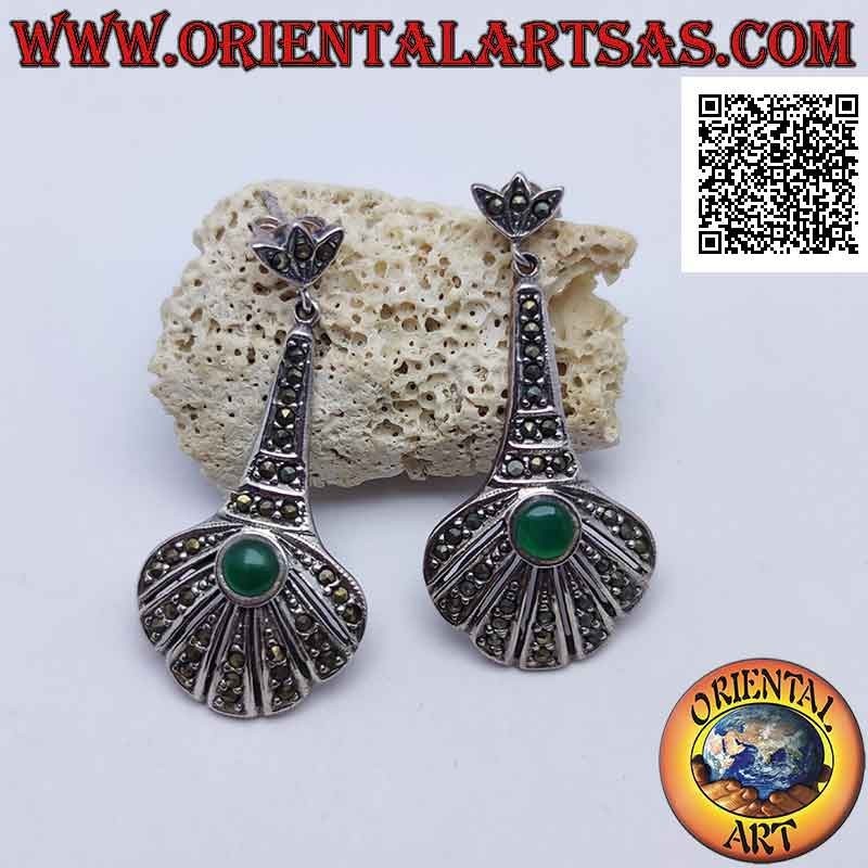 Pendientes de plata con lóbulos en forma de abanico tachonados de marcasita con ágata verde central redonda