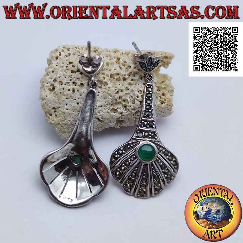 Pendientes de plata con lóbulos en forma de abanico tachonados de marcasita con ágata verde central redonda