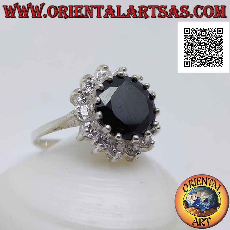Anillo de plata con espinela sintética redonda facetada engastada rodeada de circonitas blancas