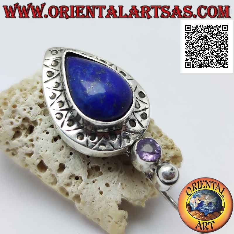Silbernadelbrosche mit tropfenförmigem Lapislazuli, umgeben von dekorativen Gravuren und rundem Amethyst darunter