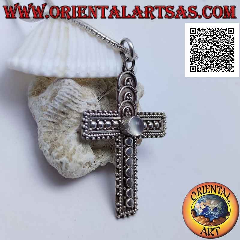Colgante de plata cruz cristiana con piedra de luna (adularia) cabujón central redondo y adornos con bolas