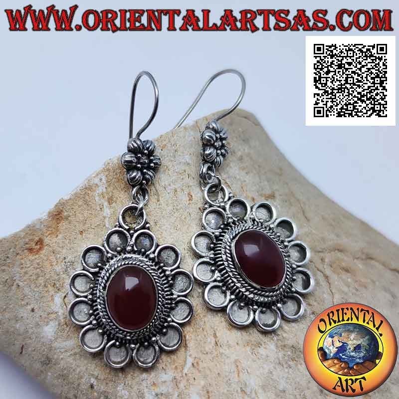 Pendientes de gancho de plata con cornalina ovalada cabujón rodeado de círculos en bajorrelieve