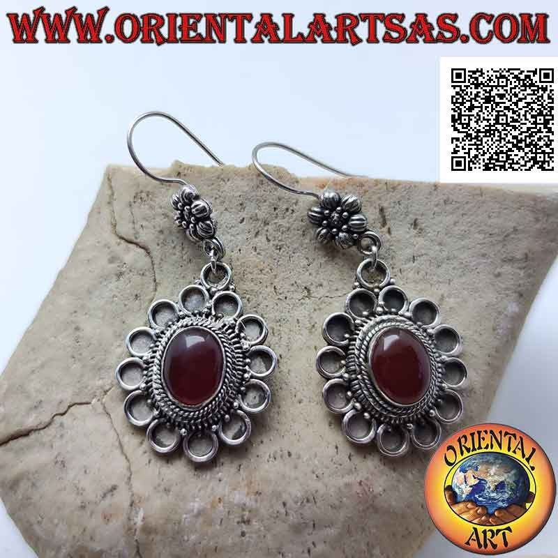 Orecchini in argento a monachella con corniola ovale cabochon contornata da cerchi in bassorilievo