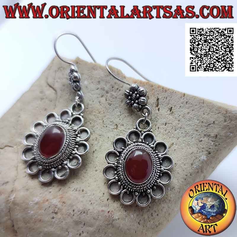 Pendientes de gancho de plata con cornalina ovalada cabujón rodeado de círculos en bajorrelieve