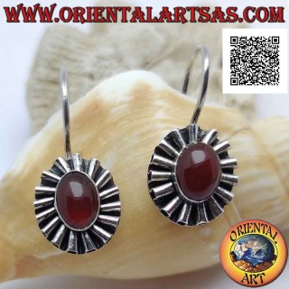 Orecchini in argento con corniola ovale cabochon contornata da nastro undulato d'argento