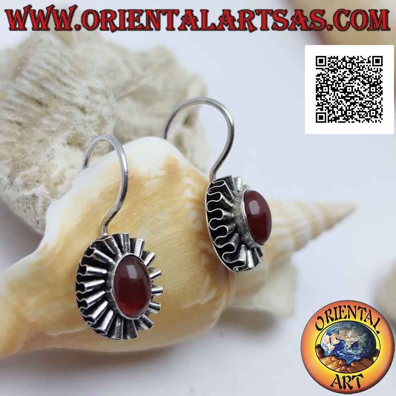 Silberohrringe mit ovalem Cabochon-Karneol, umgeben von gewelltem Silberband