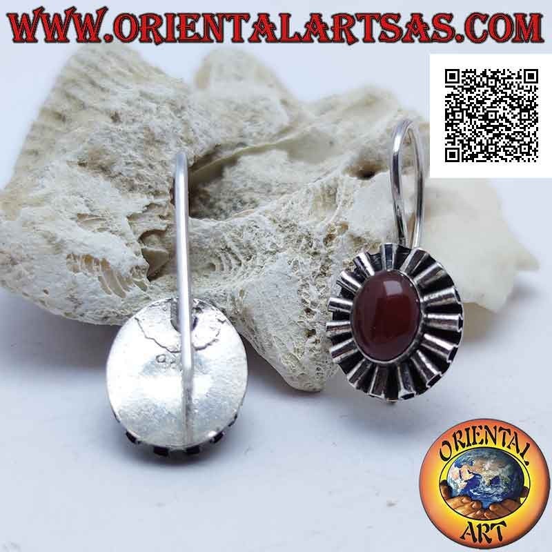 Pendientes de plata con cornalina cabujón ovalada rodeada de cinta plateada ondulada