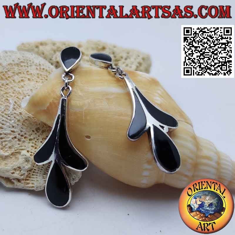 Silver earrings in the shape of a hibiscus with smooth edge onyx
