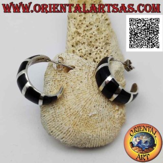 Boucles d'oreilles en argent du lobe au cercle avec une épaisseur croissante et alternant des bandes lisses et onyx