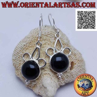 Orecchini da lobo con onice tonda cabochon con cerchietti traforati sopra e tris palline sotto