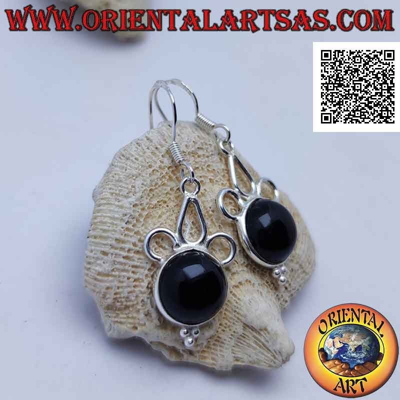 Pendientes de lóbulos con ónix cabujón redondo con círculos perforados arriba y bolas de tris debajo