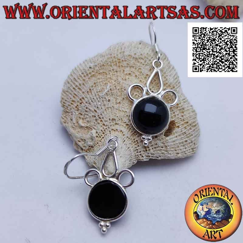 Orecchini da lobo con onice tonda cabochon con cerchietti traforati sopra e tris palline sotto
