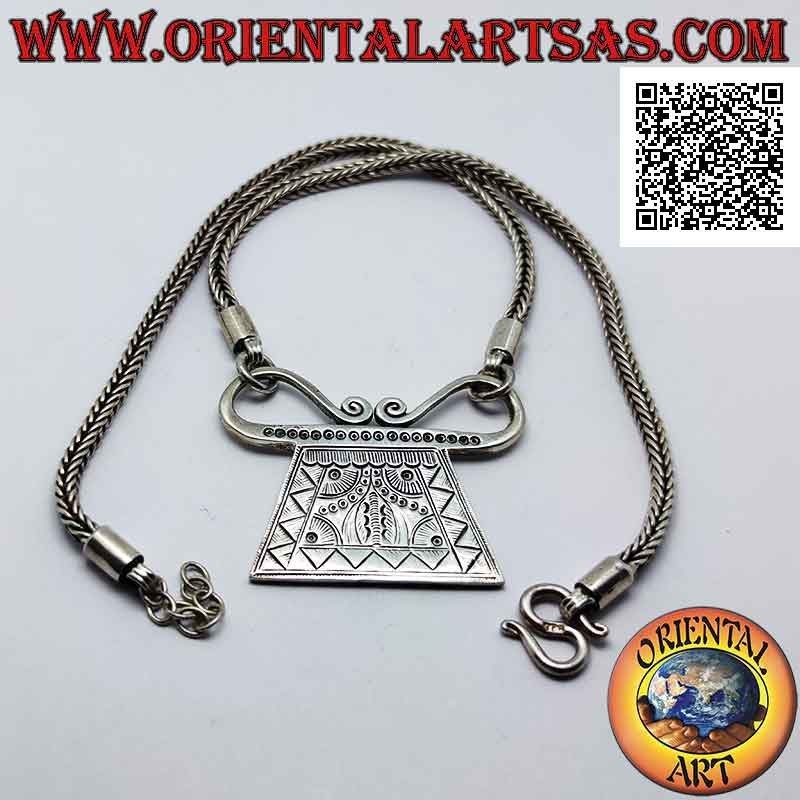 Collier en argent 925 ‰ composé de bracelets carrés à maillons serpent indonésiens reliés par un cercueil gravé central de 47 cm