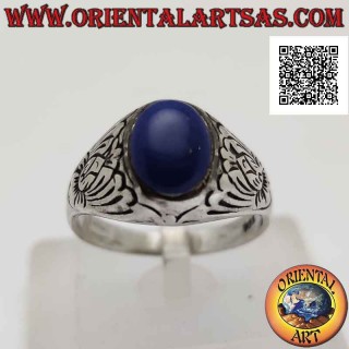 Anello in argento con lapislazzulo ovale cabochon con fiore di loto inciso sui lati