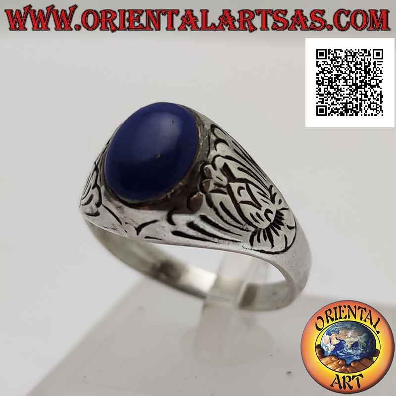 Anillo de plata con lapislázuli cabujón ovalado con flor de loto grabada en los lados