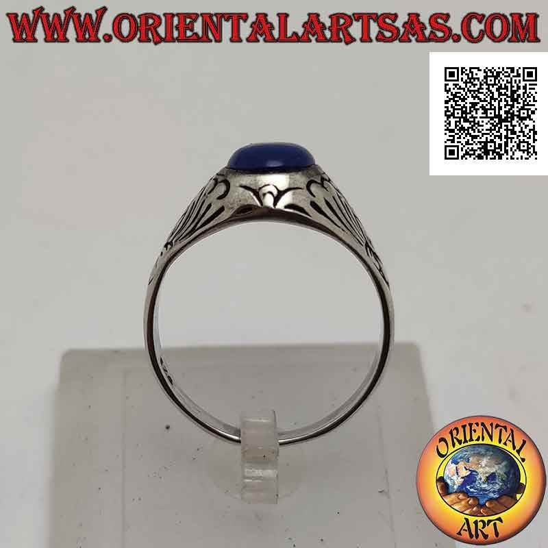Bague en argent avec cabochon ovale lapis lazuli avec fleur de lotus gravée sur les côtés
