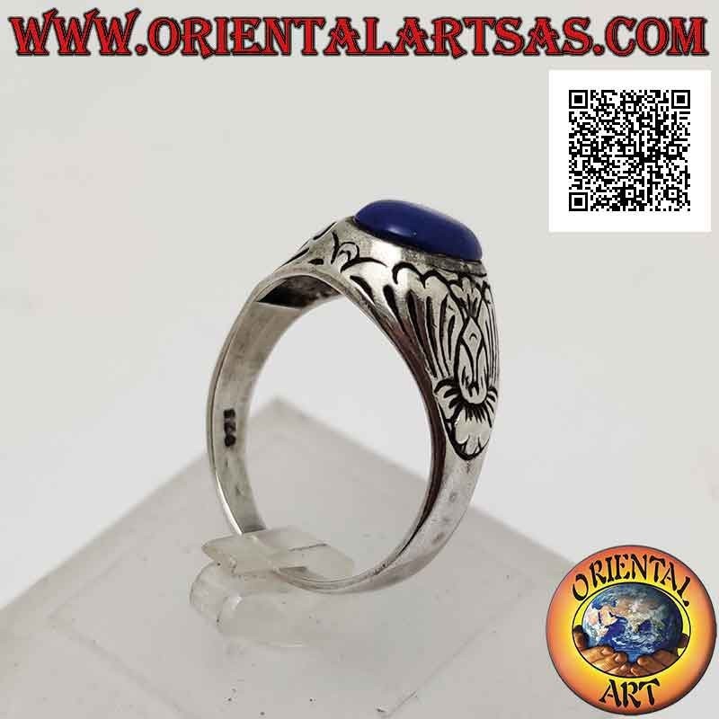 Anillo de plata con lapislázuli cabujón ovalado con flor de loto grabada en los lados