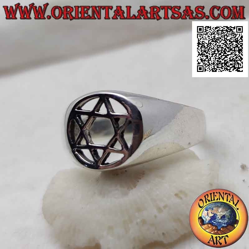 Bague en argent avec étoile de David (étoile à 6 branches) dans le cercle ajouré sur une monture lisse