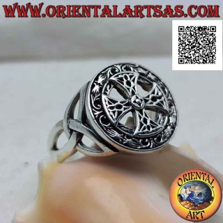 Bague en argent avec croix celtique dans le joint rond et nœuds tyrone perforés sur les côtés