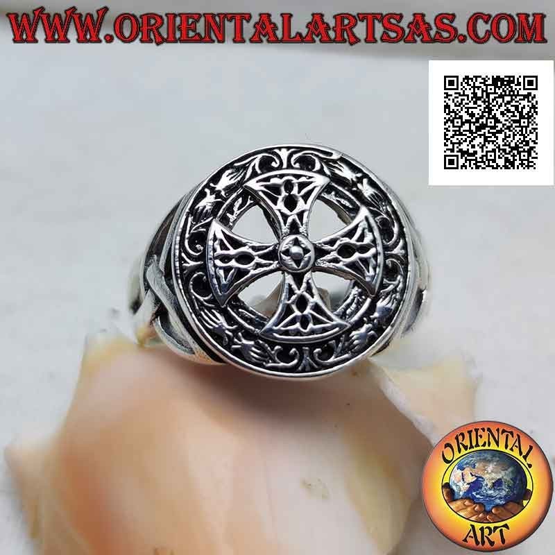 Anello in argento croce celtica nel sigillo tondo e nodi di tyrone traforati sui lati