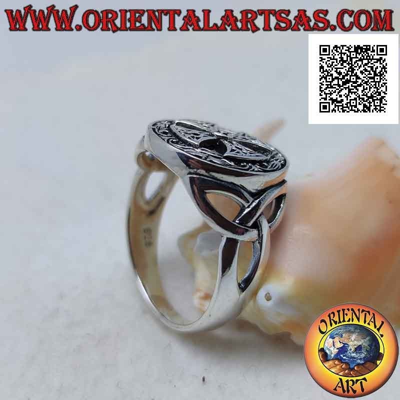 Bague en argent avec croix celtique dans le joint rond et nœuds tyrone perforés sur les côtés
