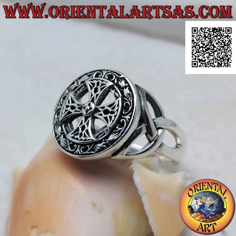 Bague en argent avec croix celtique dans le joint rond et nœuds tyrone perforés sur les côtés