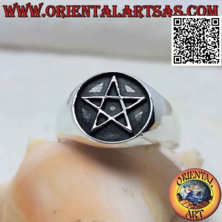 Bague en argent avec pentacle en bas-relief sur fond rond foncé