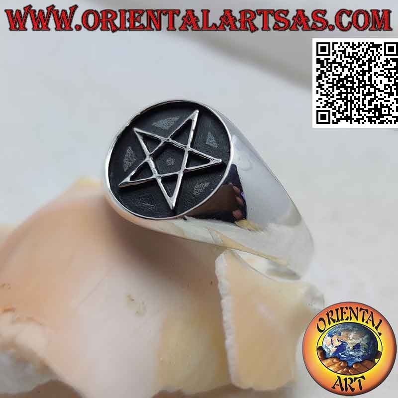 Anillo de plata con pentáculo en bajorrelieve sobre un fondo redondo oscurecido