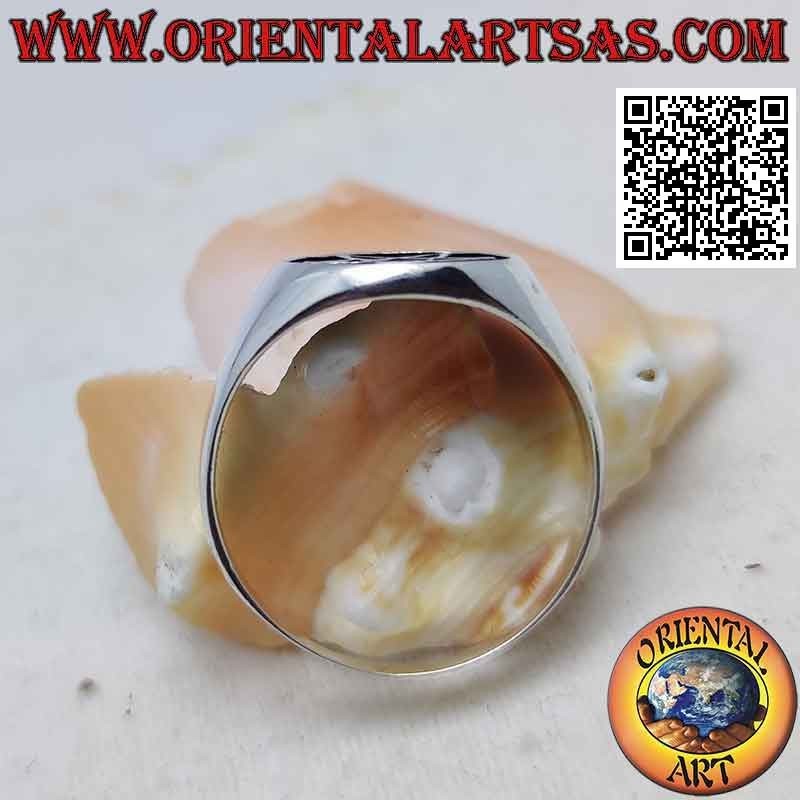 Anello in argento con pentacolo a bassorilievo su fondo tondo oscurato