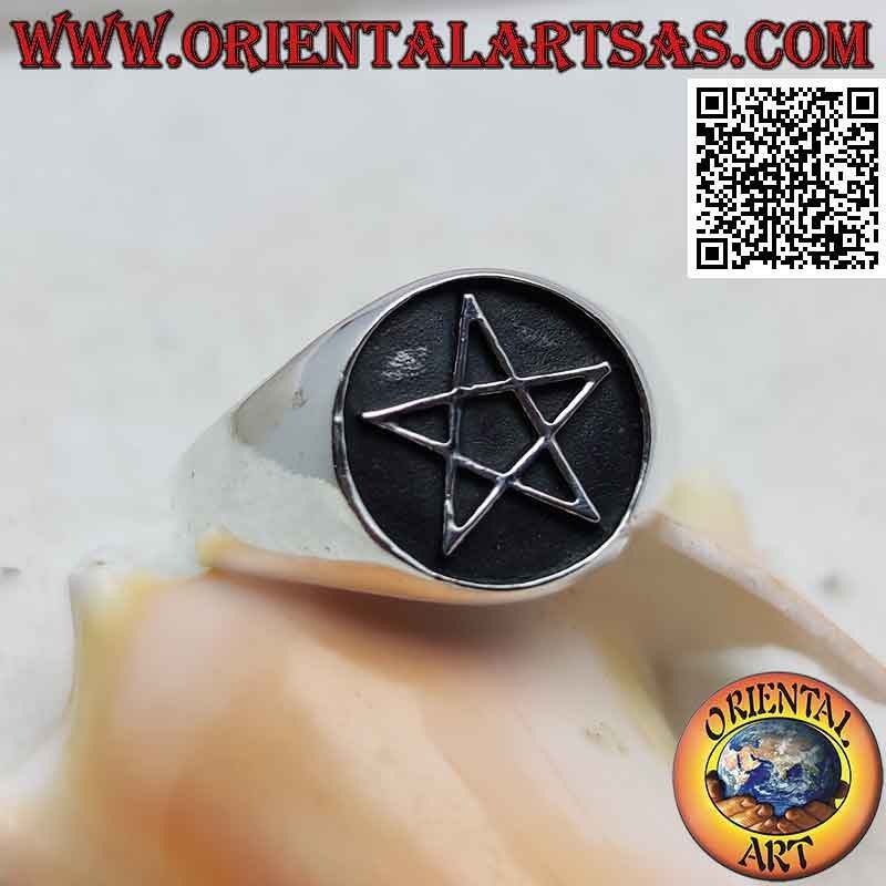 Anello in argento con pentacolo a bassorilievo su fondo tondo oscurato