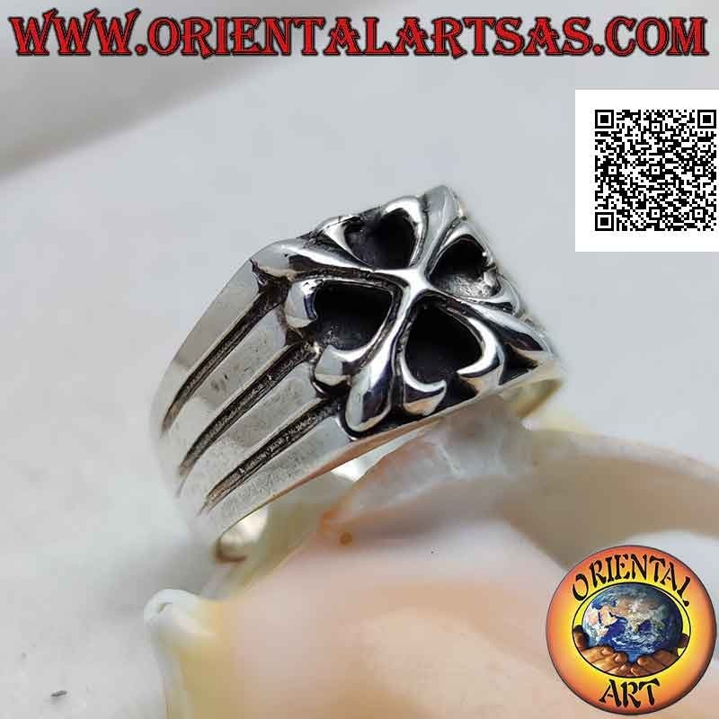 Anillo de plata con cruz de azucenas en alto relieve y líneas grabadas en los laterales