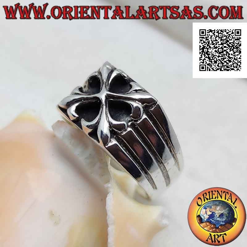 Bague en argent avec croix de lys en haut relief et lignes gravées sur les côtés