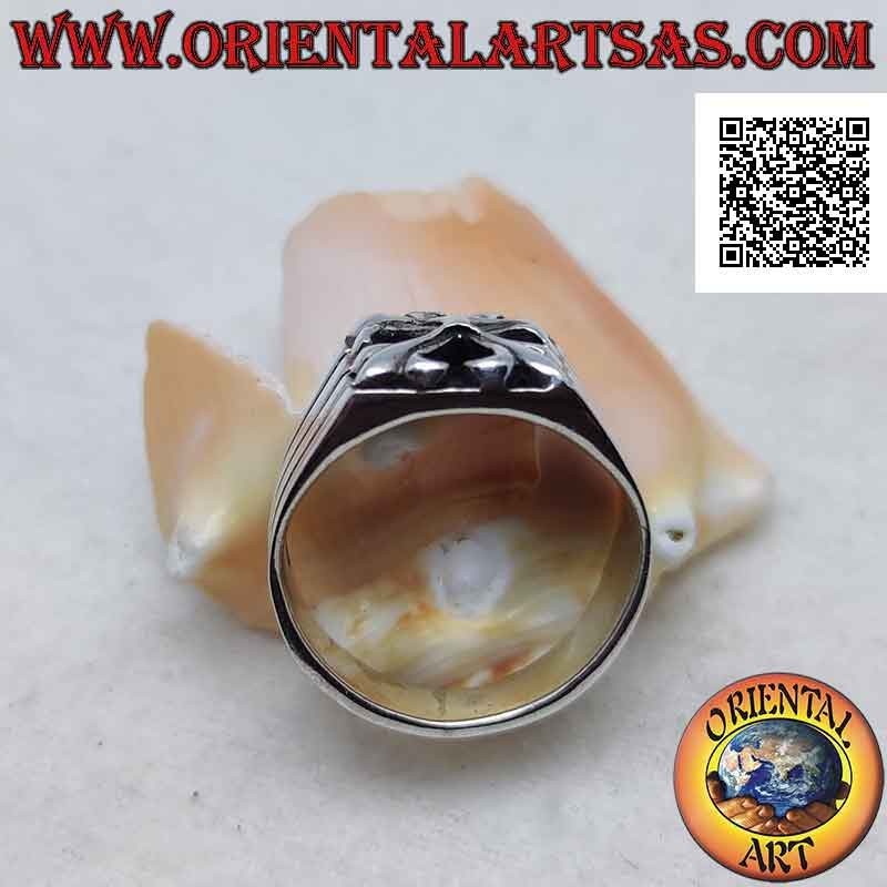 Anillo de plata con cruz de azucenas en alto relieve y líneas grabadas en los laterales