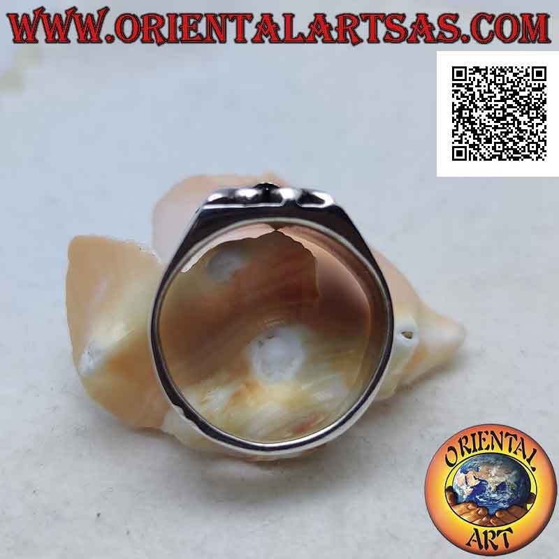 Anillo de plata con cruz de azucenas en alto relieve y líneas grabadas en los laterales