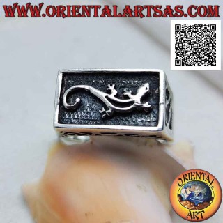 Anello in argento con geco (Gekko) a bassorilievo su fondo rettangolare oscurato e traforo sui lati