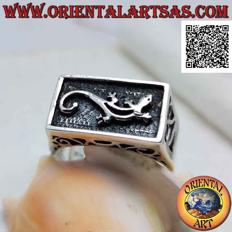 Silver ring with gecko (Gekko) in bas-relief on a darkened rectangular background and fretwork on the sides