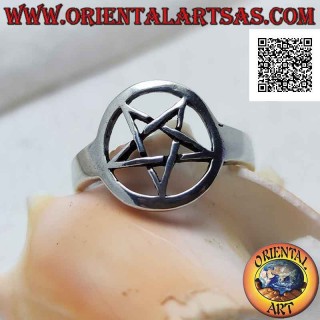 Silberring mit glattem Pentagramm im perforierten Kreis auf einer dünnen glatten Fassung