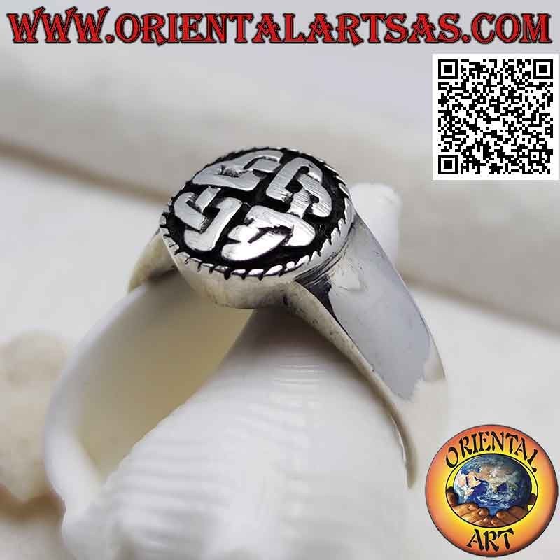 Anillo de plata redondo liso con nudo Duleek en bajorrelieve (símbolo celta)
