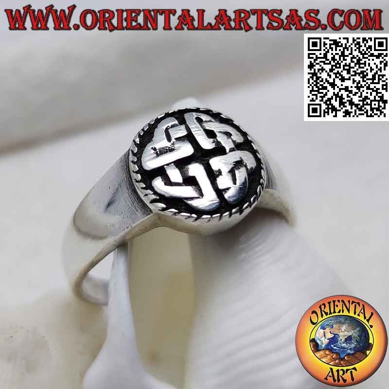 Anillo de plata redondo liso con nudo Duleek en bajorrelieve (símbolo celta)