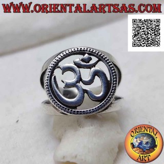 Anillo de plata con la sílaba sánscrita "ॐ" Oṃ en el círculo punteado perforado, unido a dos