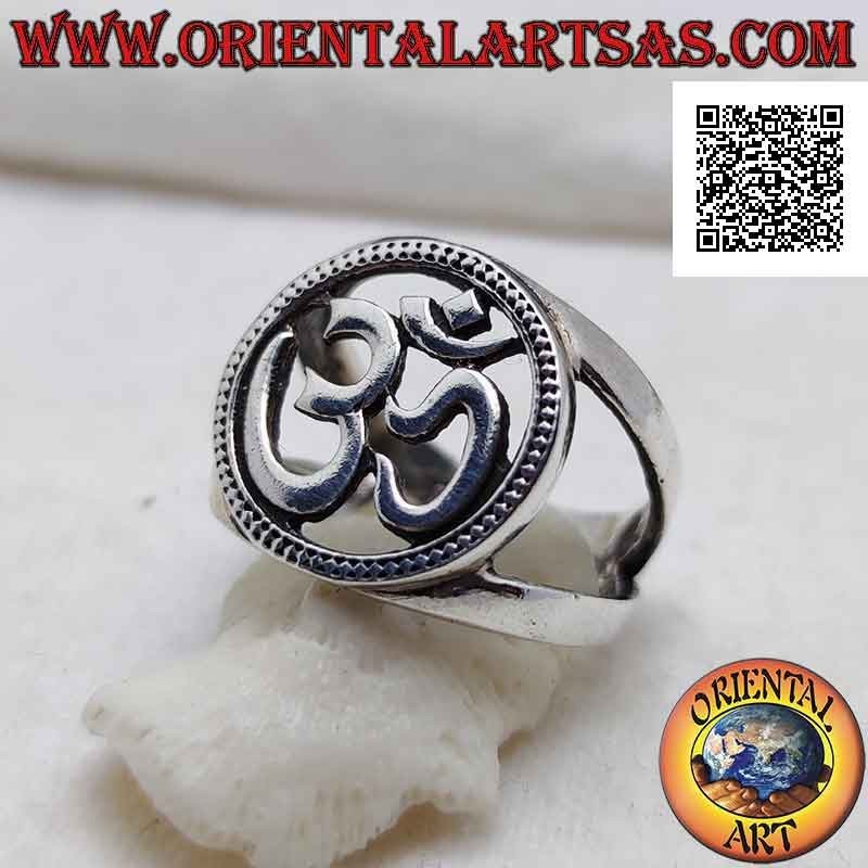 Bague en argent avec syllabe sanskrite "ॐ" Oṃ dans le cercle en pointillé perforé, attachée à deux