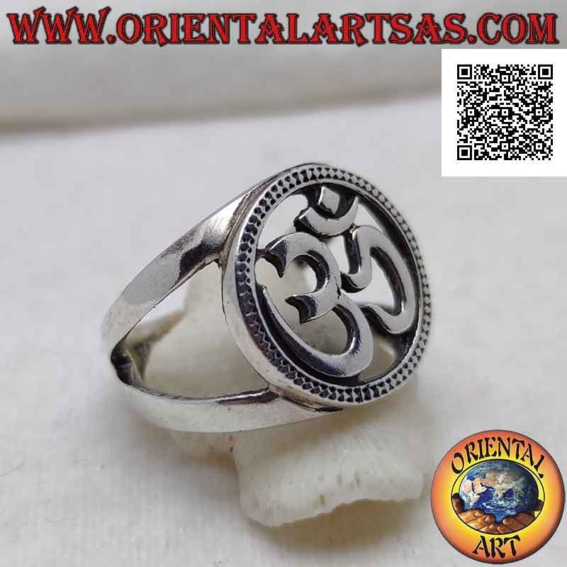 Anillo de plata con la sílaba sánscrita "ॐ" Oṃ en el círculo punteado perforado, unido a dos
