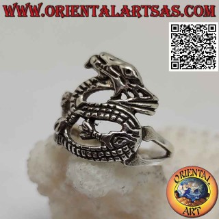 Anillo de plata en forma de dragón alado estilizado en movimiento sinuoso