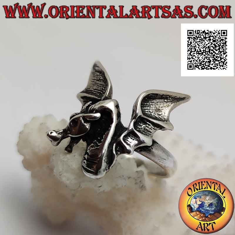 Bague en argent, amphithéâtre (dragon) aux grandes ailes déployées vu de face