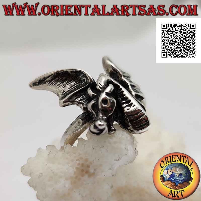 Bague en argent, amphithéâtre (dragon) aux grandes ailes déployées vu de face