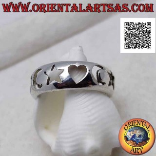 Anillo de plata con banda lisa redondeada con corazones, estrellas y lunas perforadas